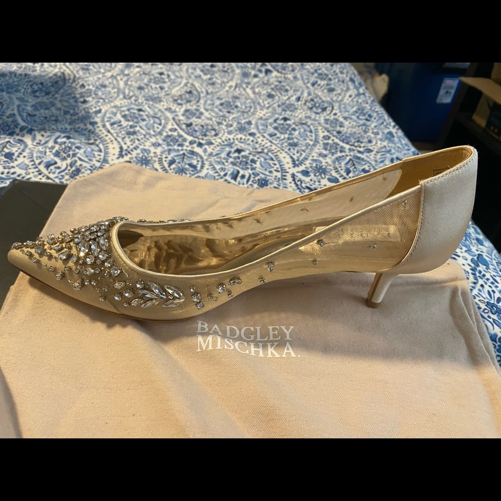 Badgley mischka ivory onyx embellished kitten heel, Sz 9